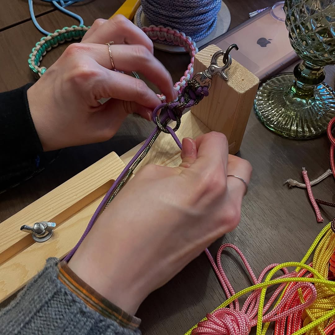 ワークショップで作業をしている画像